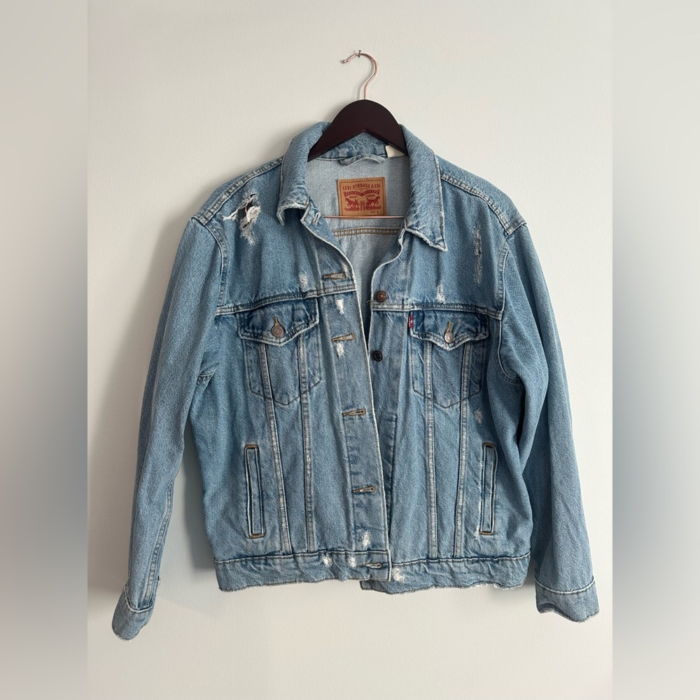 Light Wash Distressed Levi’s Jean Jacket Size Large - Picture 4 of 8